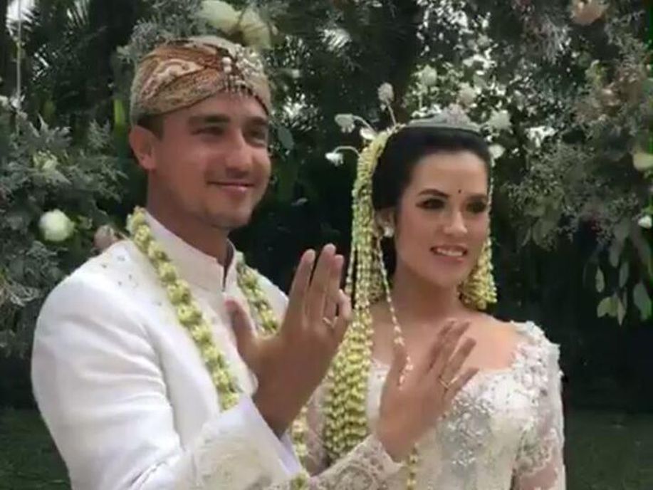 ditfatma's tweet photo. Happy wedding mba yaya dan babang hamish. Samawa😍😘 https://t.co/gg4C1RbGLF