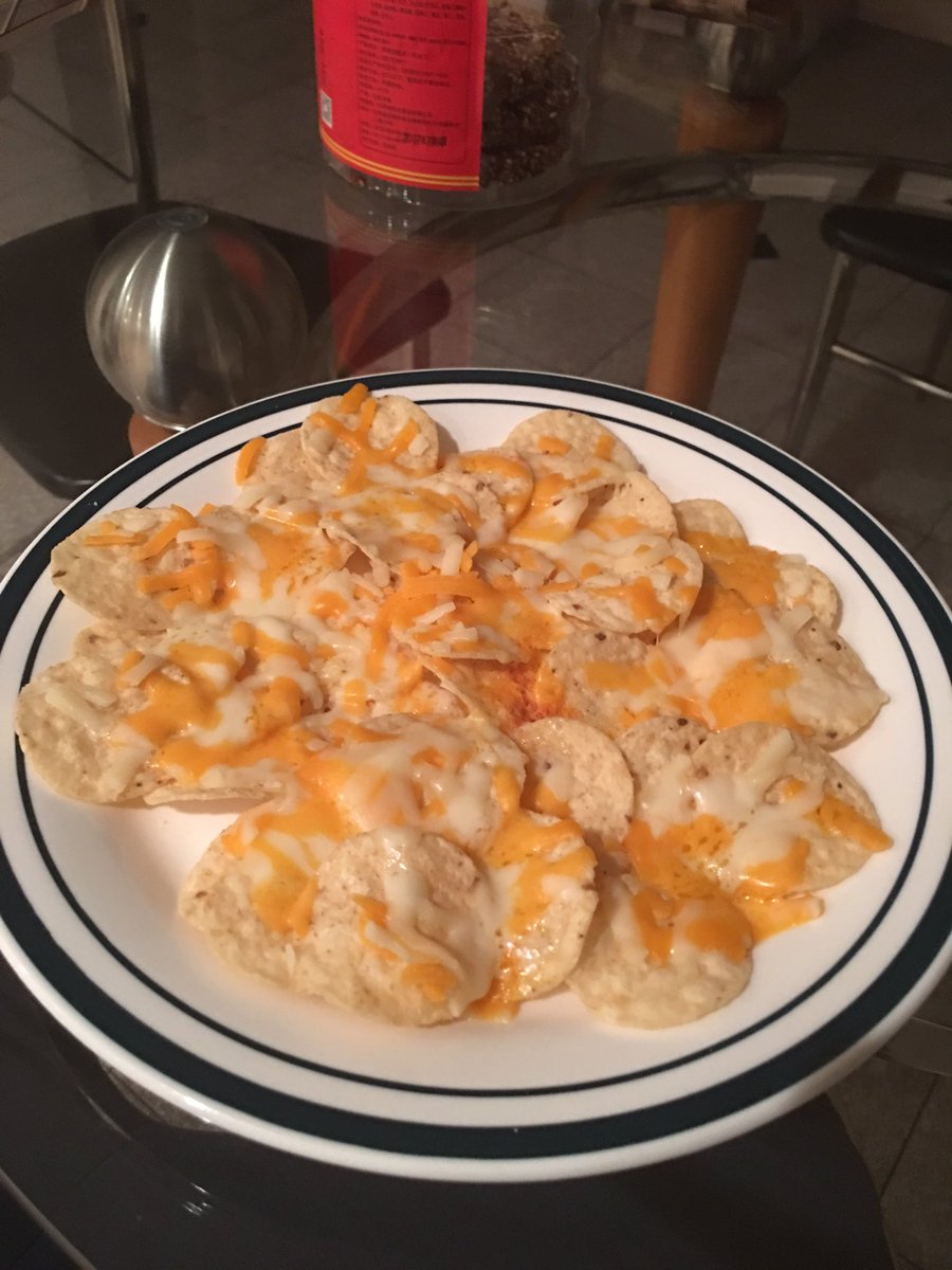 tightlikeadish's tweet photo. At least my nachos aren't disappointing me #BYUvsLSU #FSUvBAMA https://t.co/I22Af2jVYT
