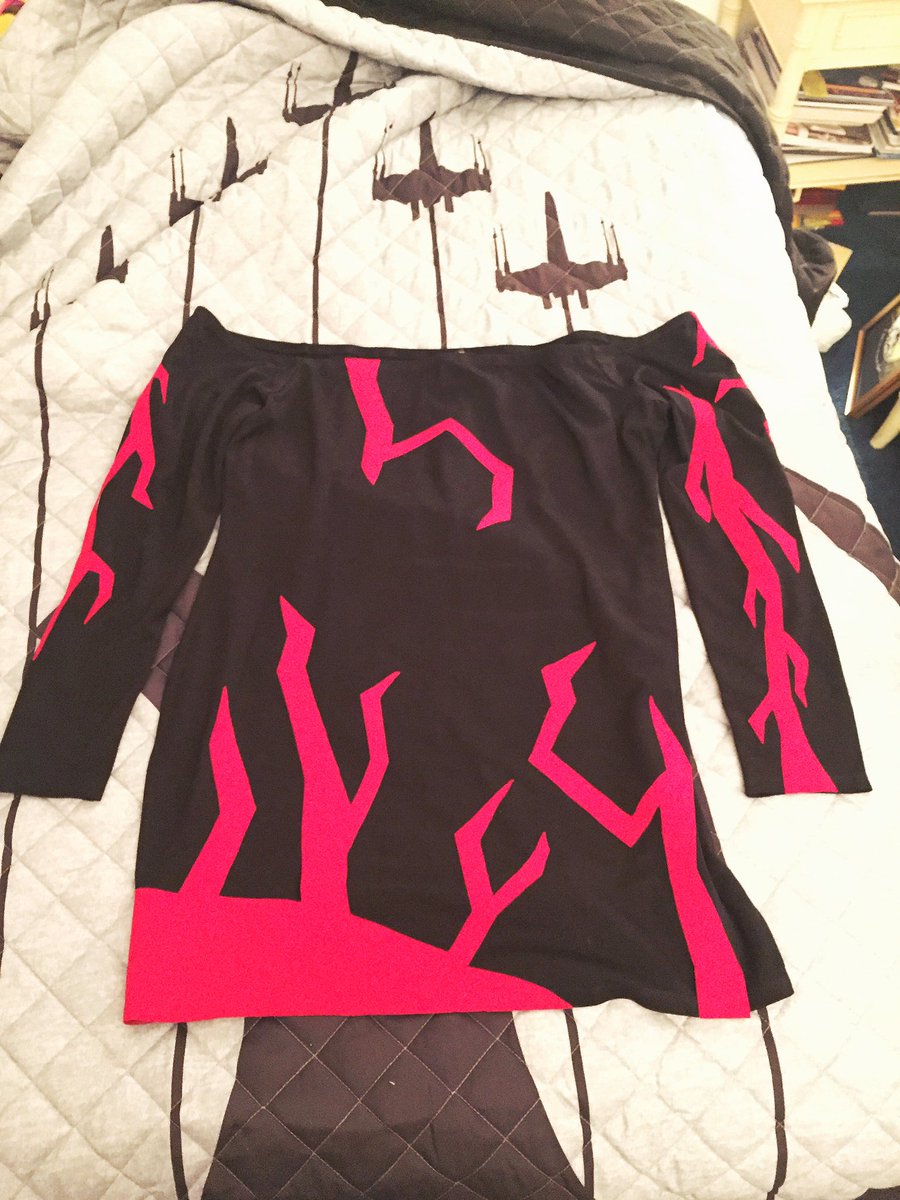 Tarratastic's tweet photo. So. I made a dress inspired by @FinnBalor's 2017 Summerslam gear. Wearable #FinnArt π #DemonDress https://t.co/cjngCEOp0s