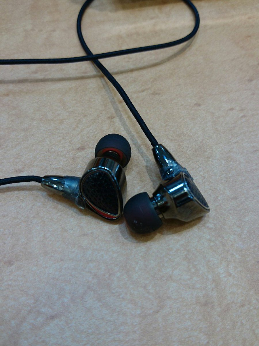 KELF_AUDIO's tweet photo. まずケーブルの取り回しがいいですね。ただシュア掛けが聞いてるときにはずれちゃったりするのでイヤーフックがあれば装着感もバッチリだと思います。続いて音ですがボーカルが男性女性ボーカル問わず近いのにも関わらずしっかりバックの音も一つ一つ聞き取れるので聞いてて楽しいです。
#KC09 https://t.co/xBDi7GGC6h
