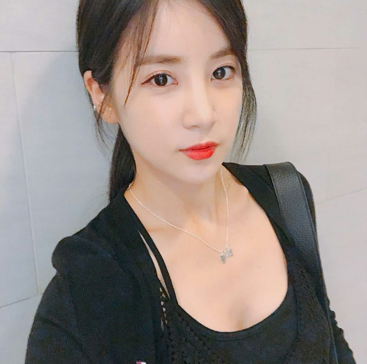 QQsmiles's tweet photo. Is this the lowest cut Rong has ever wore 😂😂😂 And did she just edited and blurred out her cleavage LOL. #conservativequeen smh hahaha https://t.co/i3rUSmKF0L