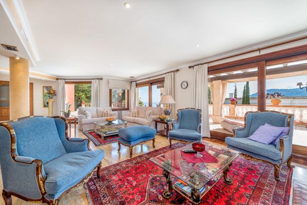 immobiza's tweet photo. 💎3.985.000€ Romantic #villa with unbeatable sea views in Camp de Mar #Mallorca 
https://t.co/Zcs0lz5ova
#RealEstate #luxuryhomes #inversion https://t.co/FuPdrXoamh