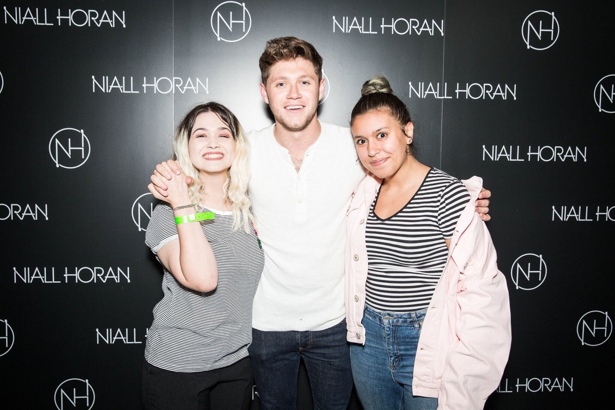 NiallTourNews's tweet photo. #FlickerSessionLondon meet and greets 3 https://t.co/DESbwP2veH