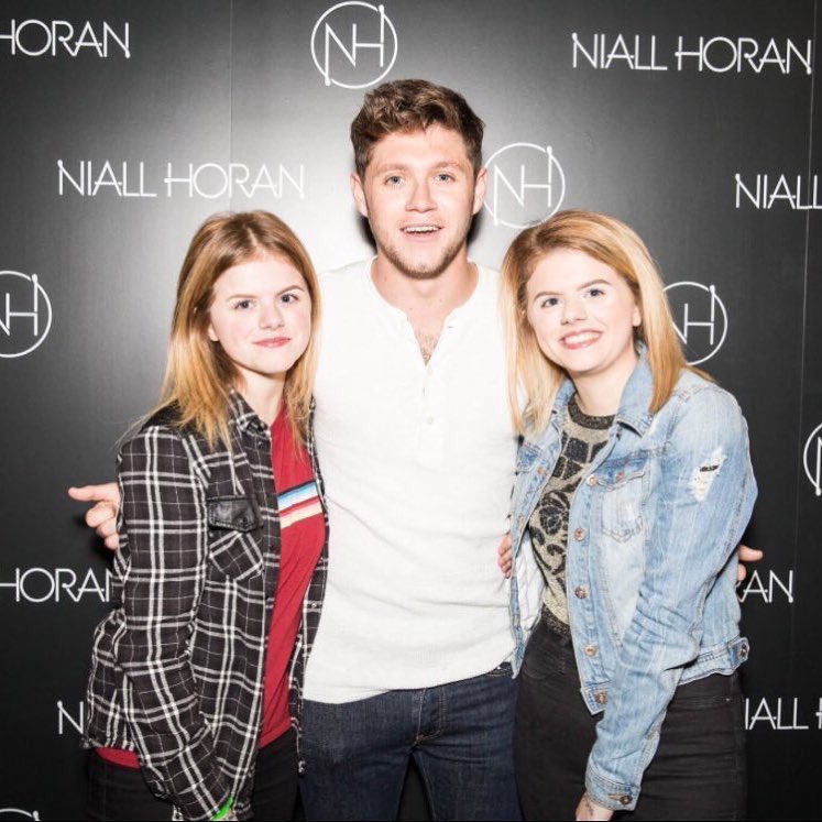 NiallTourNews's tweet photo. #FlickerSessionLondon meet and greets 3 https://t.co/DESbwP2veH