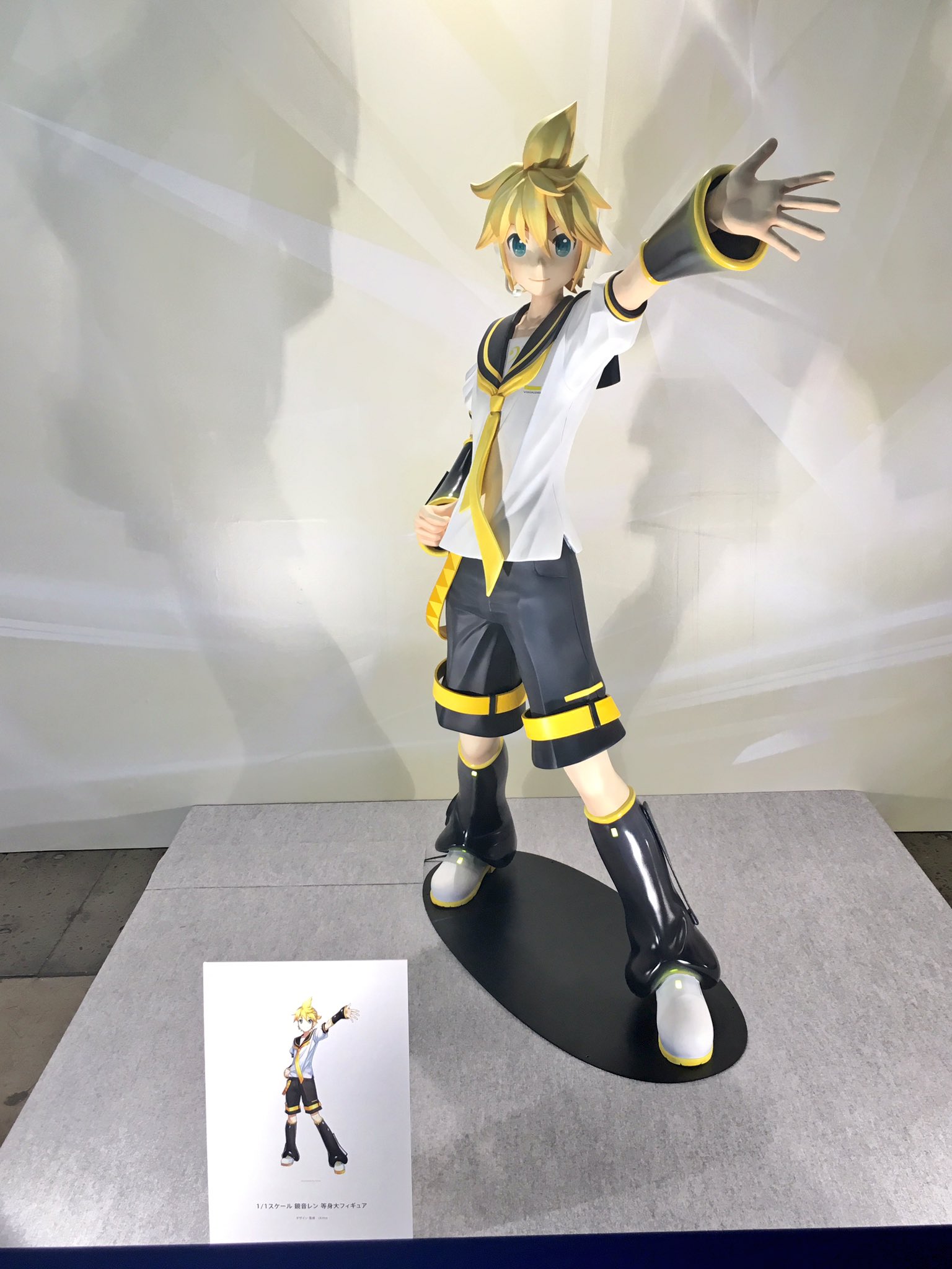 初音ミク マジカルミライ 公式 初音ミク展では 等身大フィギュアを4体並べて展示してます 1 1スケール鏡音リン レン 等身大フィギュアは 今回初登場 Iximaさんデザイン 監修のこのクオリティ ぜひ実物をご覧ください マジカルミライ 初音ミク