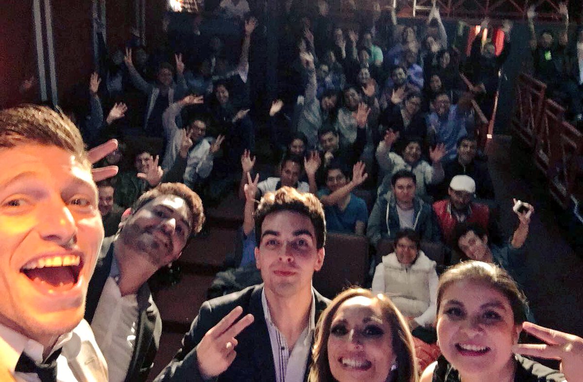 UltimoPisoObra's tweet photo. Penúltima función con increíble público.  Ven al cierre de temporada el 9 de Septiembre. @UltimoPisoObra @ForoPasquel #ComoDeQueNo https://t.co/g4tNXRrHub