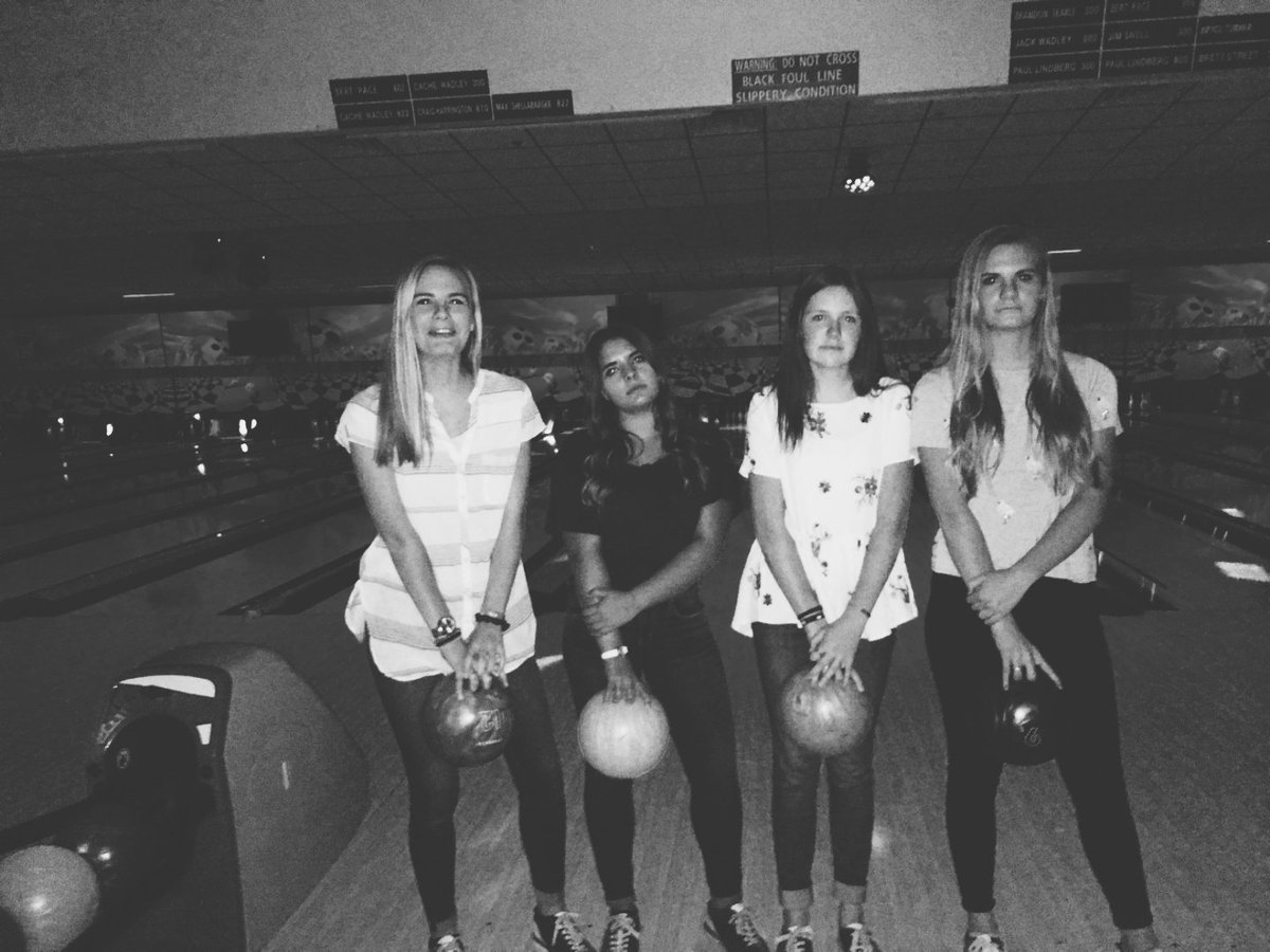 EmilyAndersen32's tweet photo. Bowling with ma gurrls🎳 https://t.co/2Fc5kxM8OX