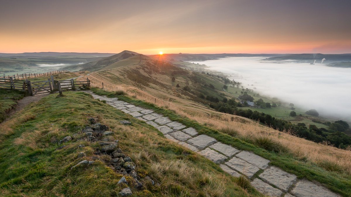 A lovely morning up on Mam Tor with #73in73 watching the sunrise earlier in the week. bit.ly/2wupX2a #peakdistrict #derbyshire