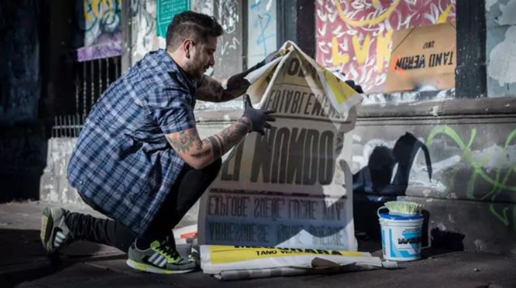 Quién es el Tano Verón, el artista callejero que empapeló la Ciudad con sus mensajes
infob.ae/2wunip5 | Por Alejo Santander