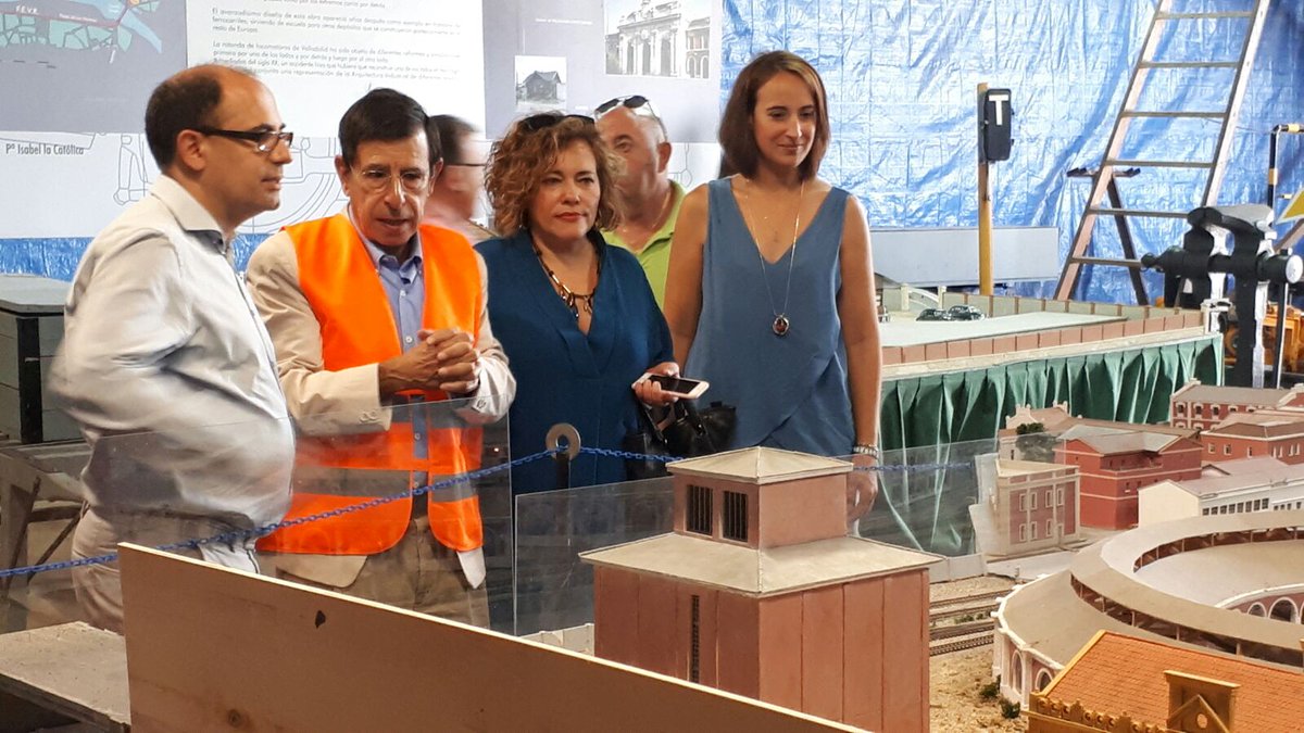 CsValladolid's tweet photo. 🚂 @pilar_vtomas visita la Estación de La Esperanza en la Inauguración de la XXVI Exposición Ferroviaria de #ASVAFER https://t.co/OYoBCDRI1W