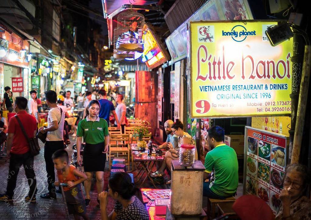BouncedPhoton's tweet photo. Little Hanoi
Nikon D810, 35mm, f1.4, 1/45 sec, ISO 200
#Vietnam #Hanoi

Tourists getting a cold beer on a sweaty n… https://t.co/2oqpGv8MbK https://t.co/YySyUwv3Cl