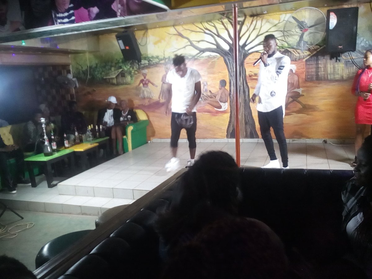 As2picAvik's tweet photo. @Lucky+2 a mis le show à Ye-Lo Ngousso💥💥🔥🔥🎵🎤
@VRJmusic , @BiMstr237 , @Camer24 https://t.co/3Yru9ob5XW