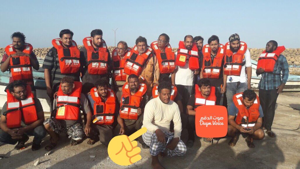 Oman_events's tweet photo. مواطنون يطالبون بتكريم المواطن  #فايز_بن_خويدم_الجنيبي لأنقاذة طاقم السفينة الغارقة قبالة سواحل ولاية #الجازر https://t.co/UhXLrAAgwT