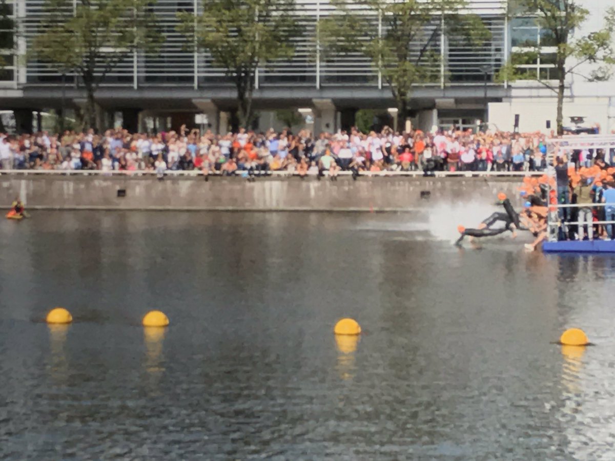 Fernando Ricksen lost het startschot voor de Amsterdam City Swim #acs2017