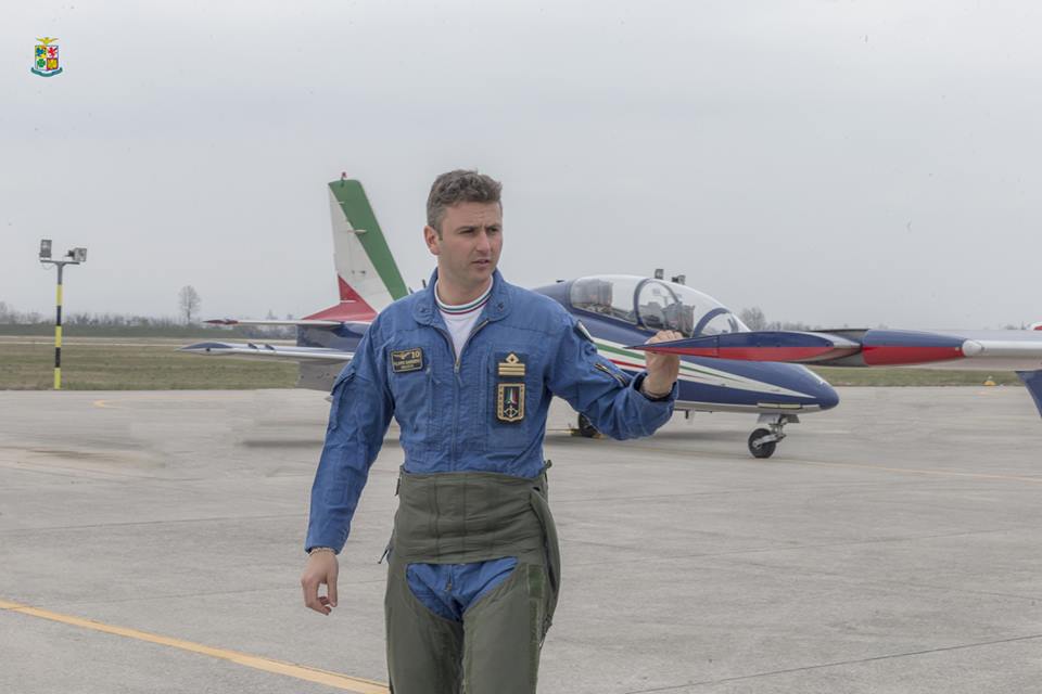 ItalianAirForce's tweet photo. "Il volo della pattuglia è la sintesi nobili insegnamenti oltre 55 anni di storia" Cap. Filippo Barbero #Pony10 #FrecceTricolorinelCuore❤️ https://t.co/U0z4E1P0G1