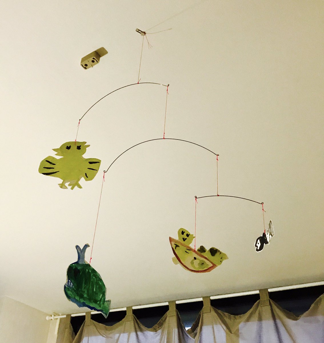 O Xrhsths オダギリミホ Sto Twitter 子どもの絵モビールかんせいー 裏は白地のままなんだけど ま よしとする 6歳の絵 モビール こどもの絵 ひよことひよこの赤ちゃんとクジラとクジラの赤ちゃん 魚だね だって そういう設定がいちいちかわいい