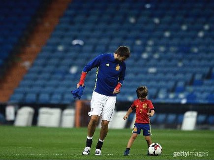 DavidIbanez5's tweet photo. Piqué jugando en el Bernabéu con su hijo Milan vestido de la selección española. Después le pitáis https://t.co/K07WyYMtUH