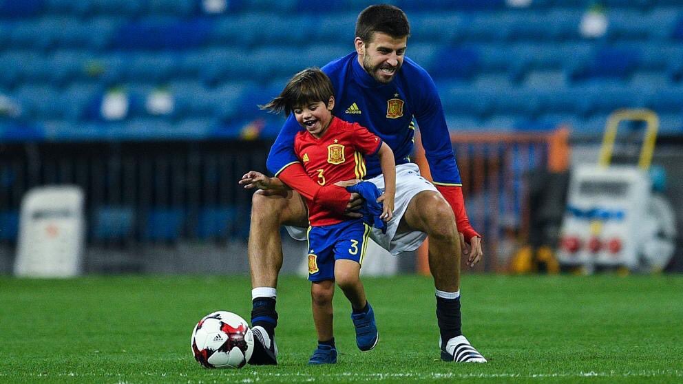 DavidIbanez5's tweet photo. Piqué jugando en el Bernabéu con su hijo Milan vestido de la selección española. Después le pitáis https://t.co/K07WyYMtUH