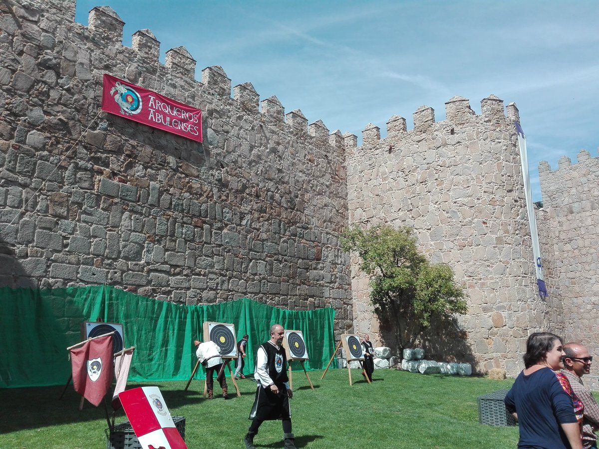 arquerosabulens's tweet photo. #AvilaMedieval en este momento estamos con la escuela de arqueria abierta para todos los públicos. Actividad gratuita https://t.co/h821JfqXkD