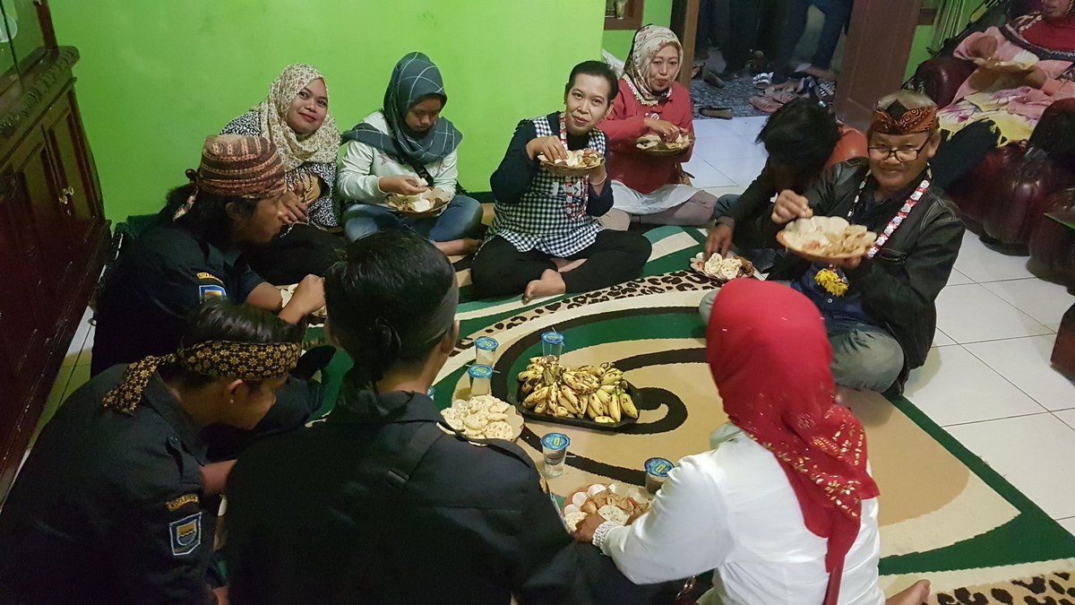 KangBoedhiHer's tweet photo. @ridwankamil Lurah Ranum, Ketua TP PKK & Karta Sabtu malam 2/9/17 #MapayLembur sltrhmi dgn pemuka Masy RW 01 & makan bersama warga https://t.co/8Y4Swn4pc2