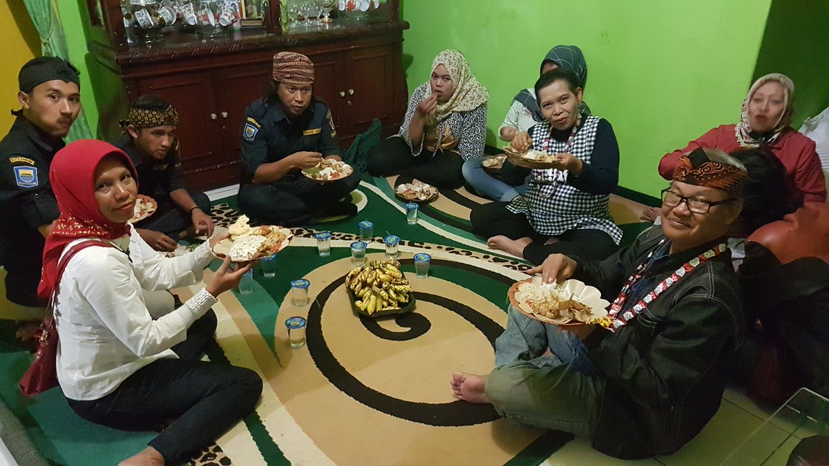 KangBoedhiHer's tweet photo. @ridwankamil Lurah Ranum, Ketua TP PKK & Karta Sabtu malam 2/9/17 #MapayLembur sltrhmi dgn pemuka Masy RW 01 & makan bersama warga https://t.co/8Y4Swn4pc2