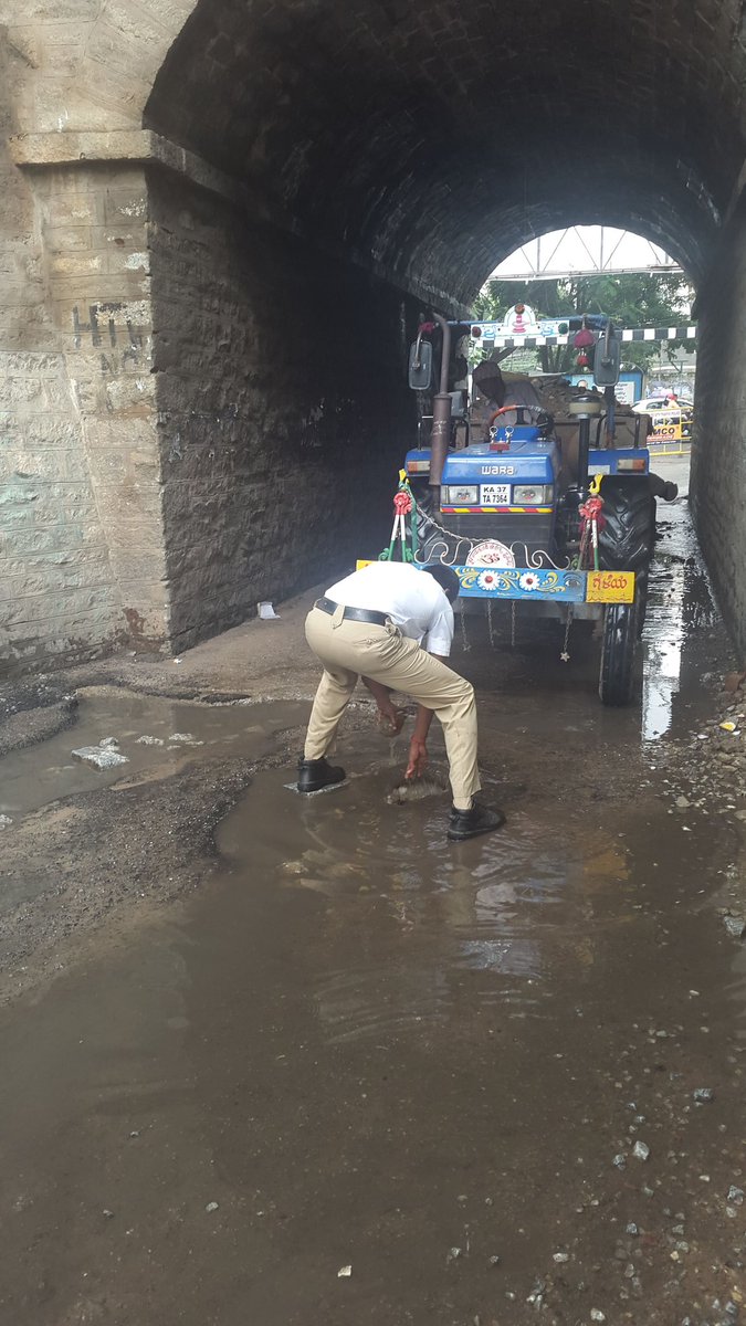 frazertowntraf1's tweet photo. Filling of pot holes near lazer road pulakeshinagar https://t.co/KHiZap72yV