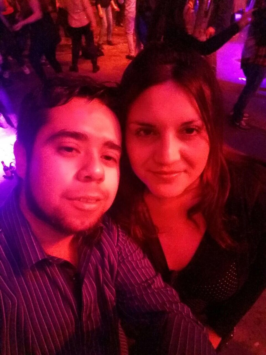 Cynthia8624's tweet photo. #EstoyenLV90s pasándola genial @dallende1906 https://t.co/hkoQTKMvKr