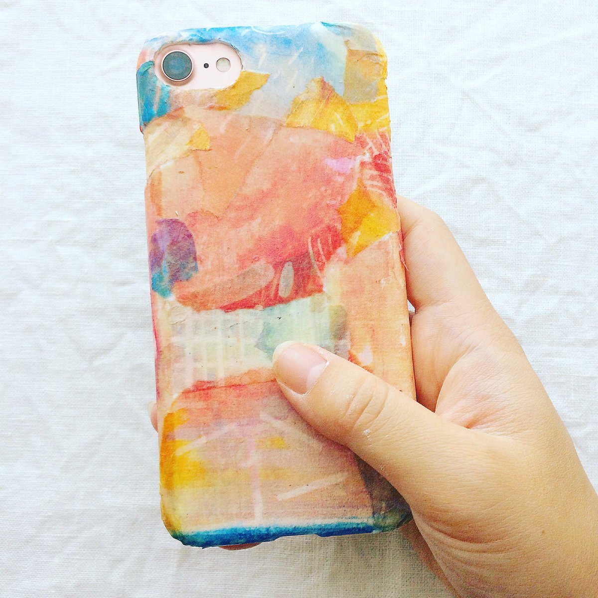mintknit's tweet photo. iPhoneケースをひとつひとつ手作業でお作りしています。イラストレーションから抜き出して印刷した和紙を使って貼り合わせているので全て一点ものです。これは！と思うものがありましたら是非ご購入を検討くださいね💕

#minne #mintknit #iPhoneケース https://t.co/RorbRCIrkv
