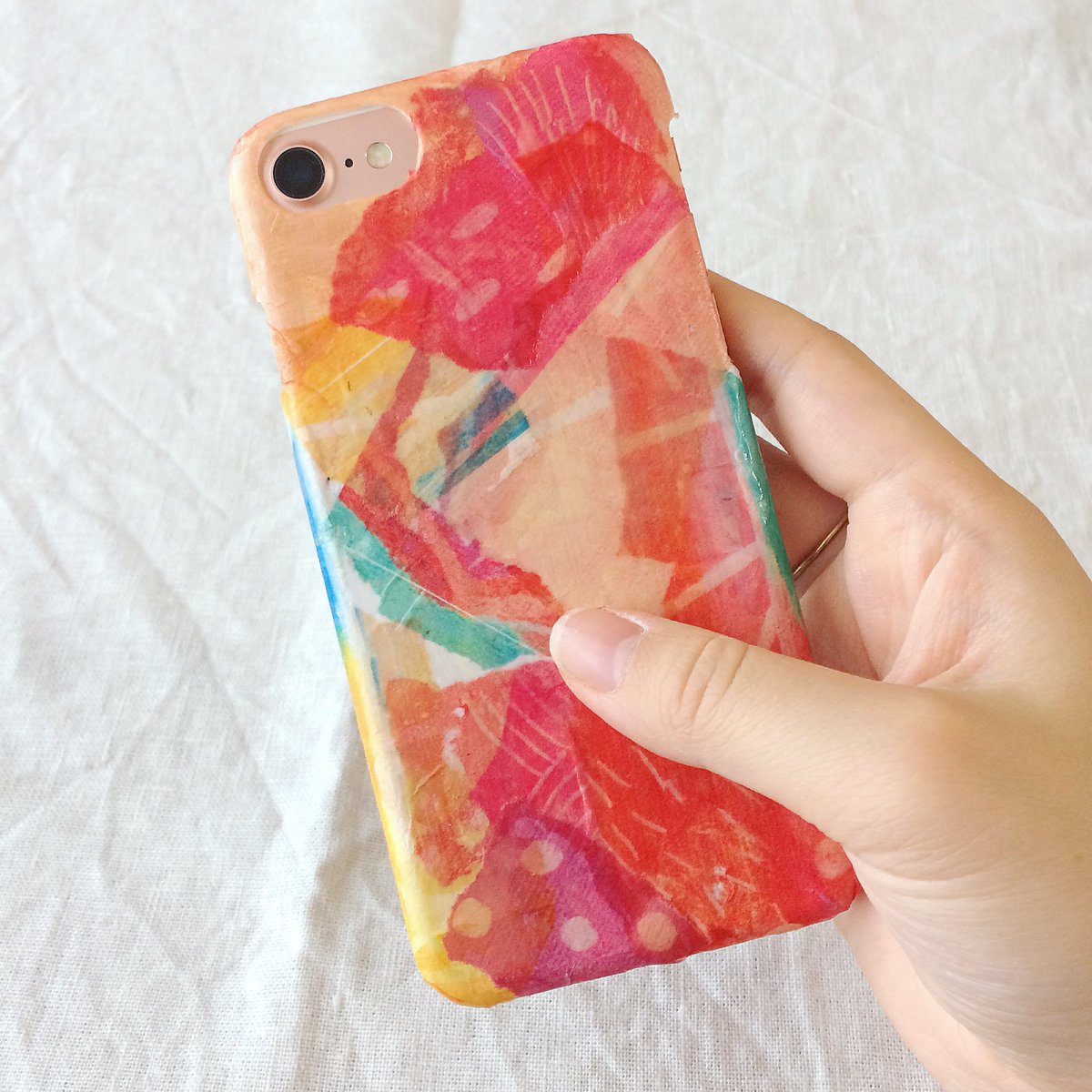 mintknit's tweet photo. iPhoneケースをひとつひとつ手作業でお作りしています。イラストレーションから抜き出して印刷した和紙を使って貼り合わせているので全て一点ものです。これは！と思うものがありましたら是非ご購入を検討くださいね💕

#minne #mintknit #iPhoneケース https://t.co/RorbRCIrkv