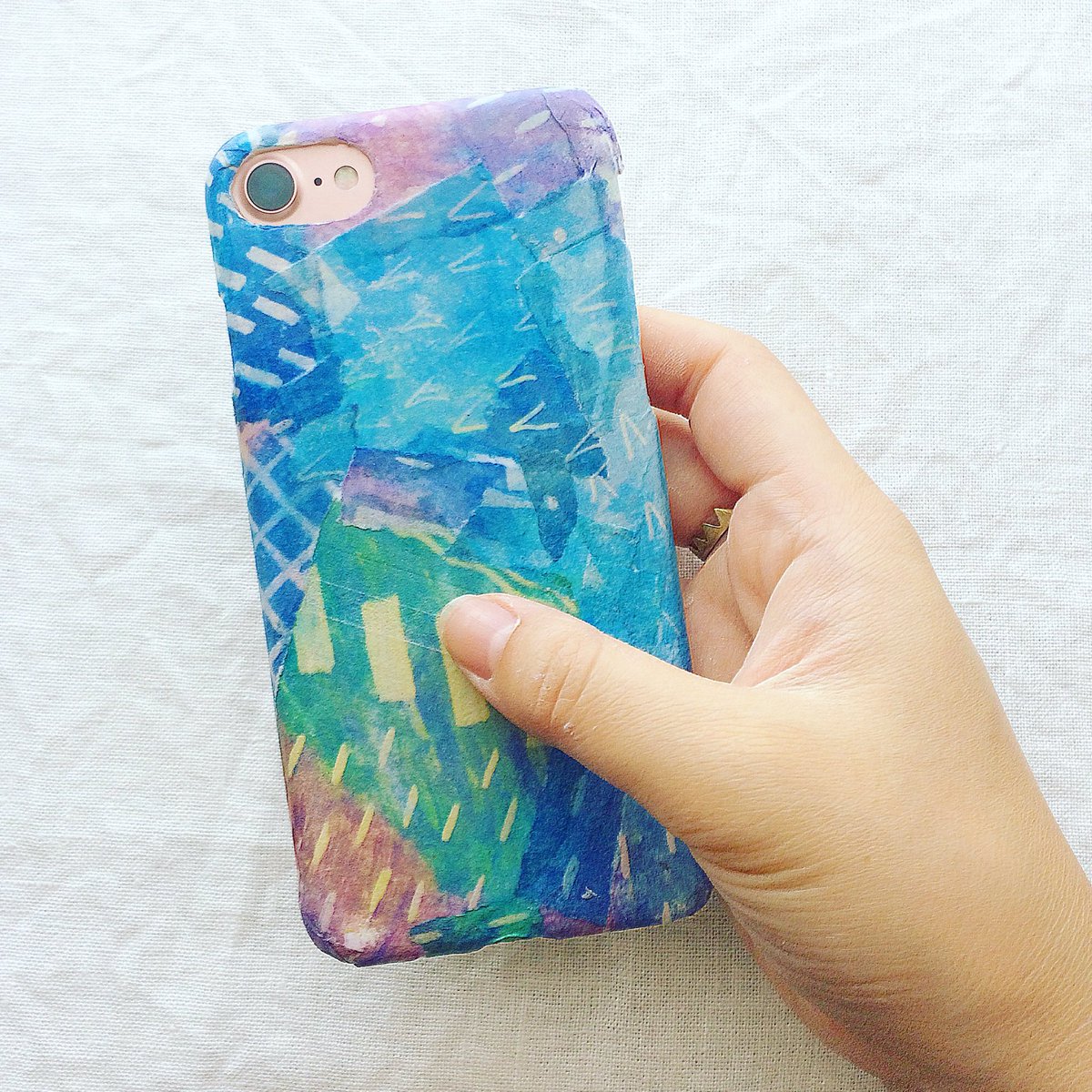mintknit's tweet photo. iPhoneケースをひとつひとつ手作業でお作りしています。イラストレーションから抜き出して印刷した和紙を使って貼り合わせているので全て一点ものです。これは！と思うものがありましたら是非ご購入を検討くださいね💕

#minne #mintknit #iPhoneケース https://t.co/RorbRCIrkv