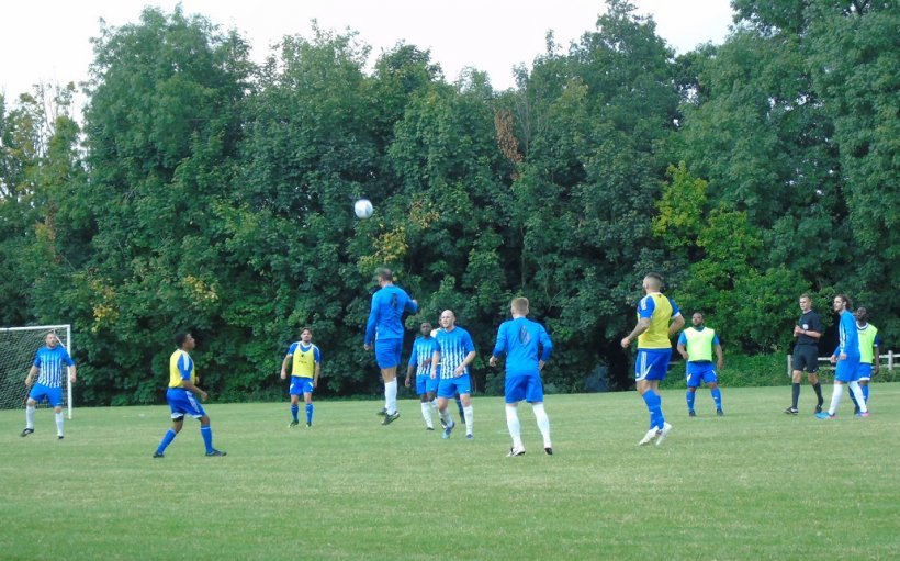 What's this @Readingleague ? Surely not away team wears bibs? Nice to see it's not jumpers for goalposts #credibility