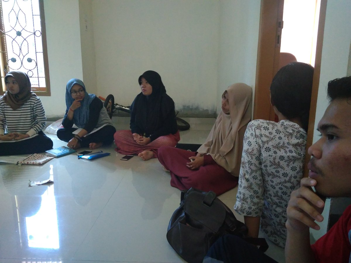bara_aapi's tweet photo. Abang² dan kakak² kece lagi ngumpul bahas proker masing-masing departemen https://t.co/qkBVw9RTaR