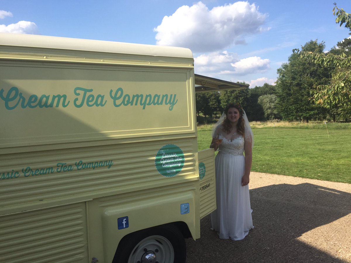 ClassicCreamTea's tweet photo. Victoria  sponges, lemon drizzles, chocolate brownies and a country wedding, lovely 💐🌻#retrofoodvans #furthomanorfarm https://t.co/DZJ75LNog1
