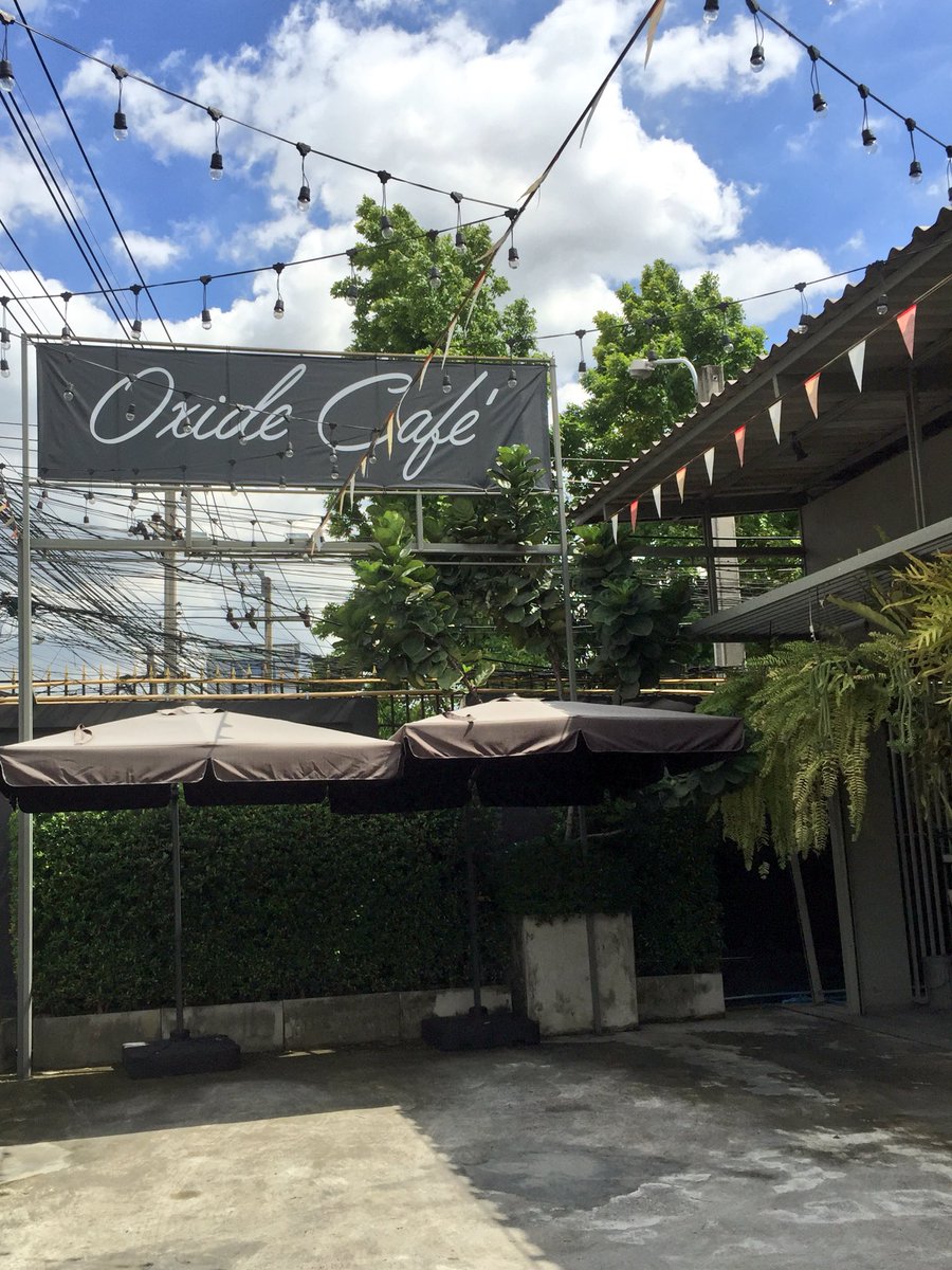 o_candyy's tweet photo. ช่างสังเกตเลยเล็งร้านนี้ไว้ คนขับผ่านเพราะป้ายอยู่ด้านที่มองไม่เห็น ร้านน่ารัก มีอาหารกาแฟ ปลั๊กและwifi อยู่ฝั่งตรงข้ามThanyaPark #oxidecafe https://t.co/XdKVZ0zmTj