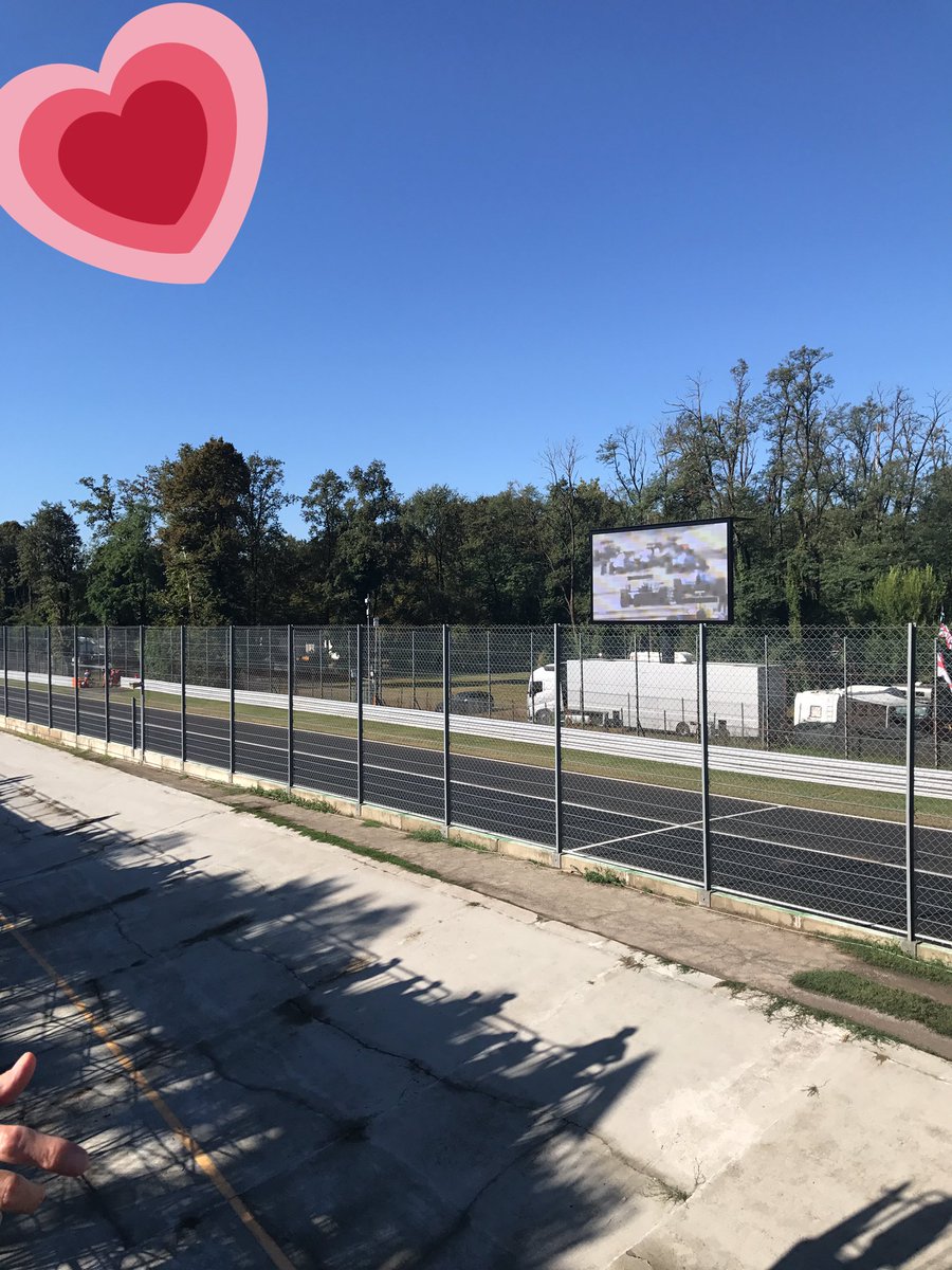 Seb05FanPage's tweet photo. Eccomi a Monza💕...L'ultimo GP per quest'anno😬 #ItalianGP #ForzaFerrari #Seb05 #MonzaGP https://t.co/EeVOVmpPxr