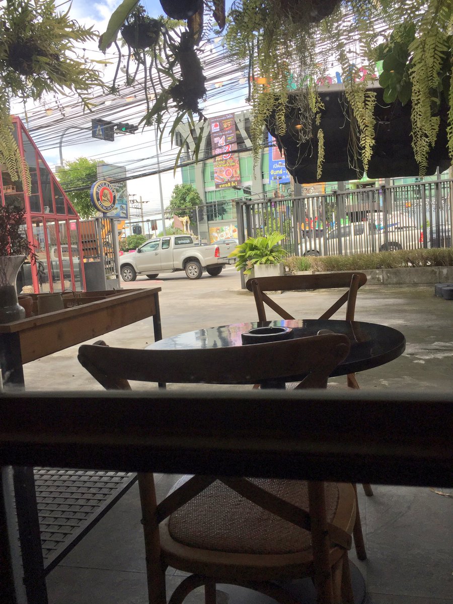 o_candyy's tweet photo. Snow beans ice coffee ไม่มีในเมนูแต่ทางร้านแนะนำ เป็นวนิลาปั่นมีเมล็ดกาแฟเล็กน้อยรสไม่หวานเท่าที่คิด กาแฟราดเอง กาแฟหอมทีเดียว #oxidecafe https://t.co/257ZSHxO8v
