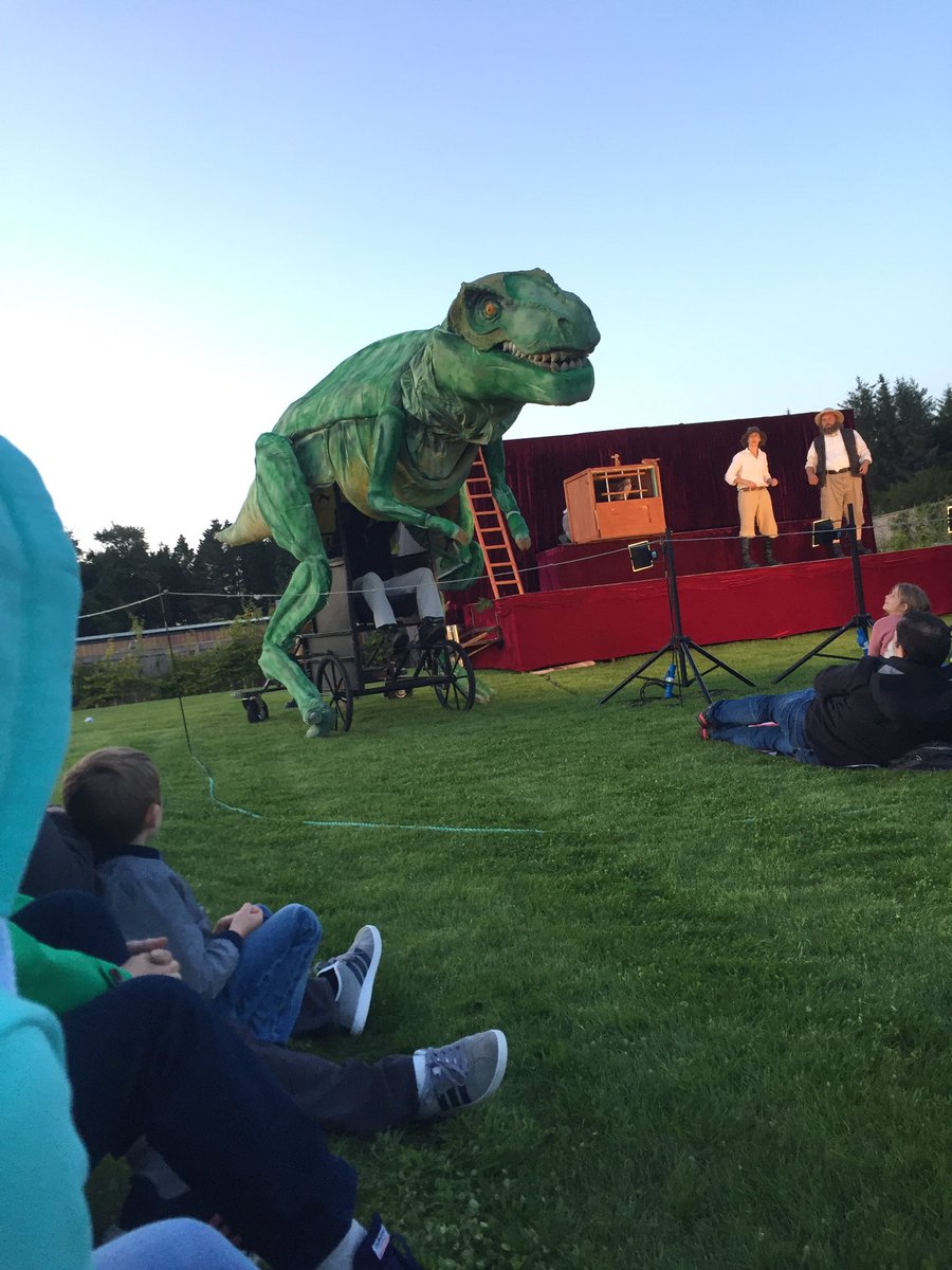 Dinos let loose at <a href="/GordonCastle/">Gordon Castle</a>. Brilliantly animated performance by <a href="/IllyriaTheatre/">Illyria</a> #outdoortheatre #theresarex