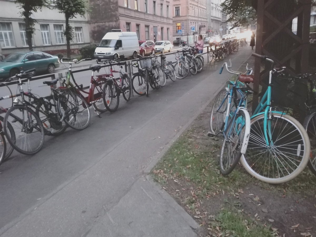 otucis's tweet image. 40 metrus garš ielas posms - vienā ielas pusē 50 velosipēdi, pretējā ielas pusē vieta tikai 7 automašīnām #telpa #pilsēta #mobilitāte #rīga