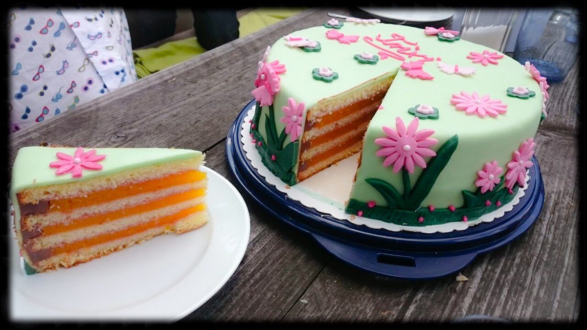 InsasHexenkuche's tweet photo. Nachher geht noch eine #tauftorte online, hier ein altes Werk von mir. #taufe #fondanttorte #motivtorte https://t.co/jFFKgJLQ4j