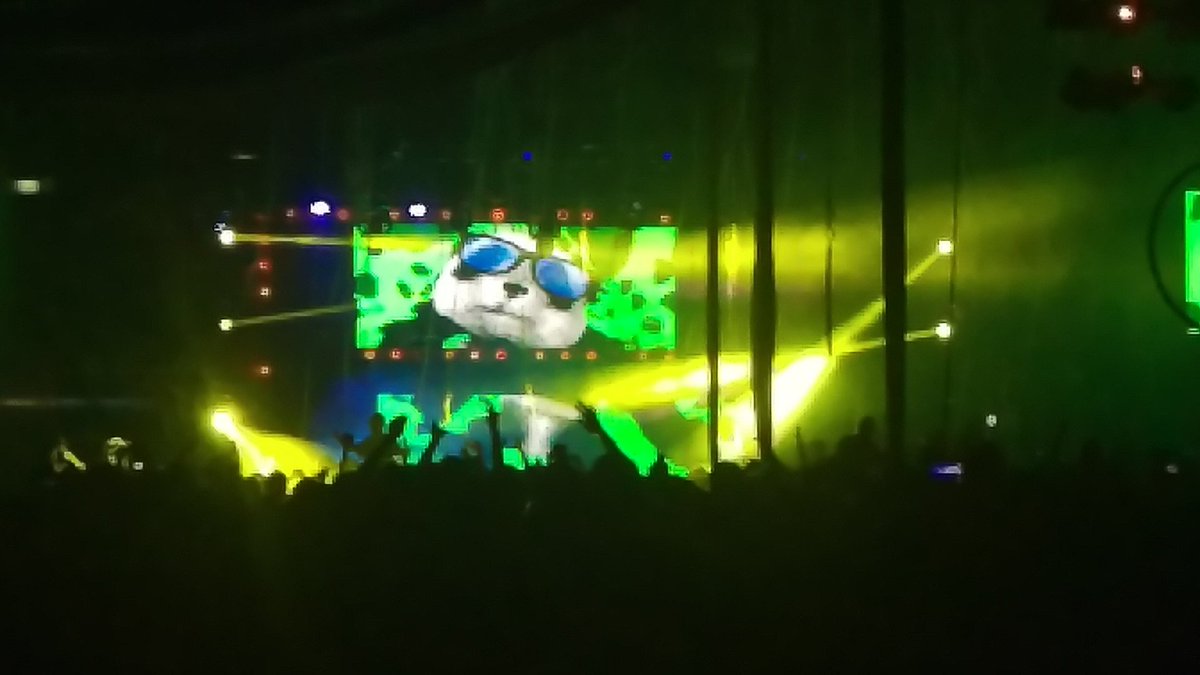 hdztona's tweet photo. Rifando @Deorro 🐼 
Espectacular set en #Queretaro!! 🎉🎊

Carmen... se me perdió la cadenita!!!🎶 https://t.co/DBHlOVfxoR