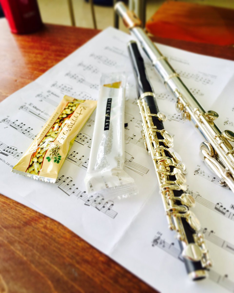 cakypaa's tweet photo. 練習終わりっ！今日も初見大会でした。
#吹奏楽 #練習 #初見 #苦手 #なんとかしたい
#brass #fl #picc #WCWE 
#フルート #修理からかえってきた #嬉しい #音が違う #気がする #オーバーホール
#楽器とお菓子シリーズ #お土産 #千葉 #伊豆 https://t.co/A9edYxrPHr