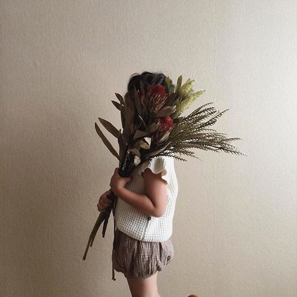 Knit and flowers 🌿🌹🌾 <a href="/kon_tam/">たまも</a> <a href="/oeufnyc/">Oeuf</a> #mood #sunday #knitwear #kidsfashion #instakids #instagirl #poetry #kiddingpresse