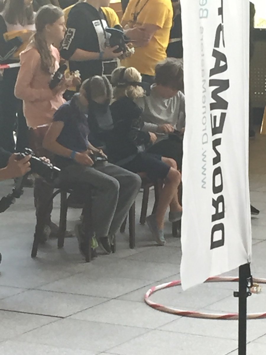 BerlinPartner's tweet image. Die Kids legen los im Drohnenparcours #Dronemasters