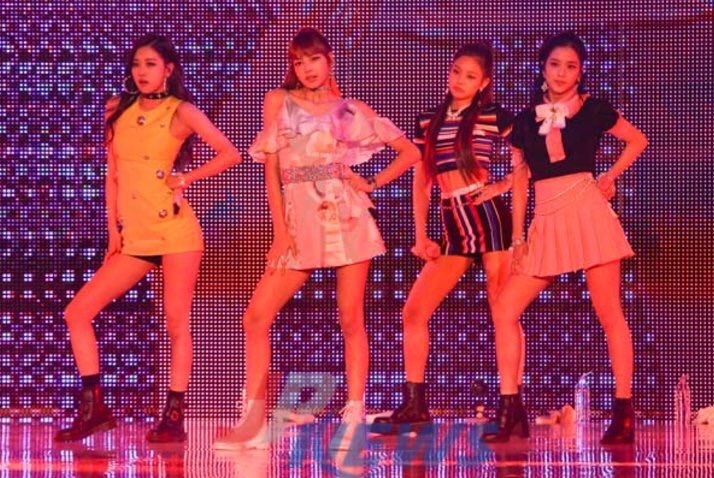 JENNIERATIONS's tweet photo. [PRESS] 170903 #BLACKPINK performing at Kobe Collection https://t.co/ziLHsEFyxA