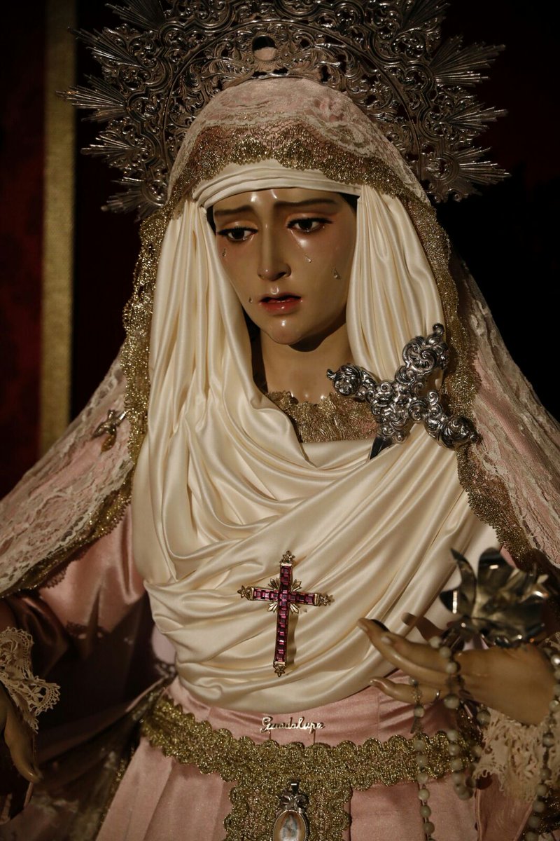 Esta tarde continúa el Solemne Besamanos a Nuestra Madre de Guadalupe a partir de las 18:00h #CofradiasMLG