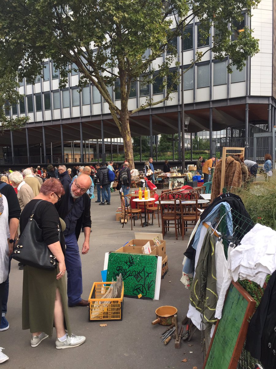 FBerthout's tweet photo. Après l'été, reprise des brocantes 
mensuelles place Jussieu #concept5 cc : @benjamin_isare https://t.co/ybifsJNQsd