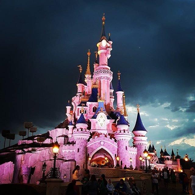 DisneylandParis's tweet photo. Ajoute un "j'aime" si tu as déjà rêvé vivre dans ce château ✨🏰

(Photo : bijoy_marco11reus)
https://t.co/DQThtvw1tA https://t.co/6TVQ1X6kmh