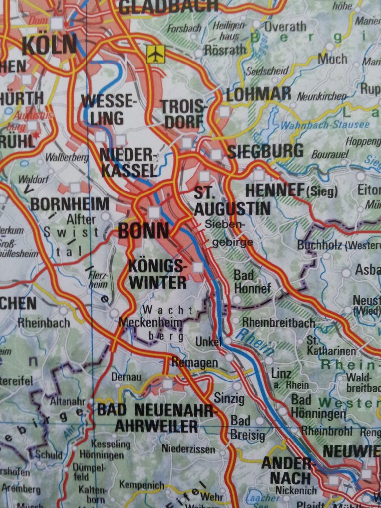 Westfuchs's tweet photo. Nun, ich mag mich täuschen, allerdings bin ich mir ZIEMLICH sicher, dass Königswinter auf der anderen Rheinseite liegt. 

#AtlasFail https://t.co/Zyzo5VCPRU
