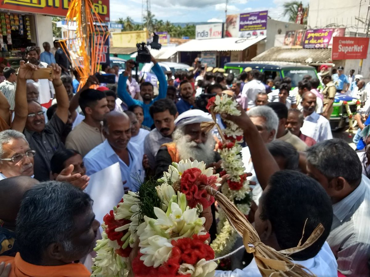 ishafoundation's tweet photo. Amazing atmosphere infused with affection, enthusiasm greet @SadhguruJV all along the way through the villages. #rally4riverskickoff https://t.co/2SvCaFl296