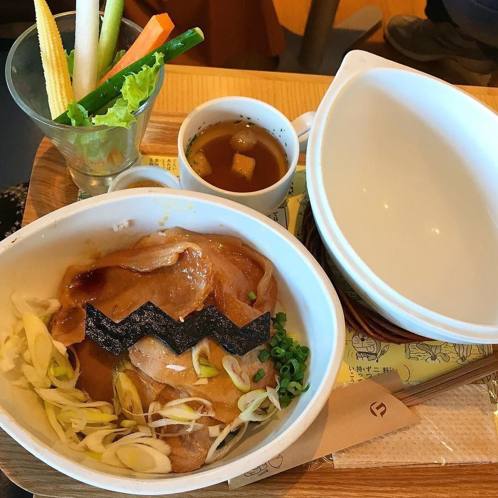 ドラえもん同好会 Pa Twitter 藤子 F 不二雄ミュージアムカフェ 畑のレストラン ジャイアンと豚丼 Doraemon ドラえもん Fujikof Cafe T Co Tjtple2qvw